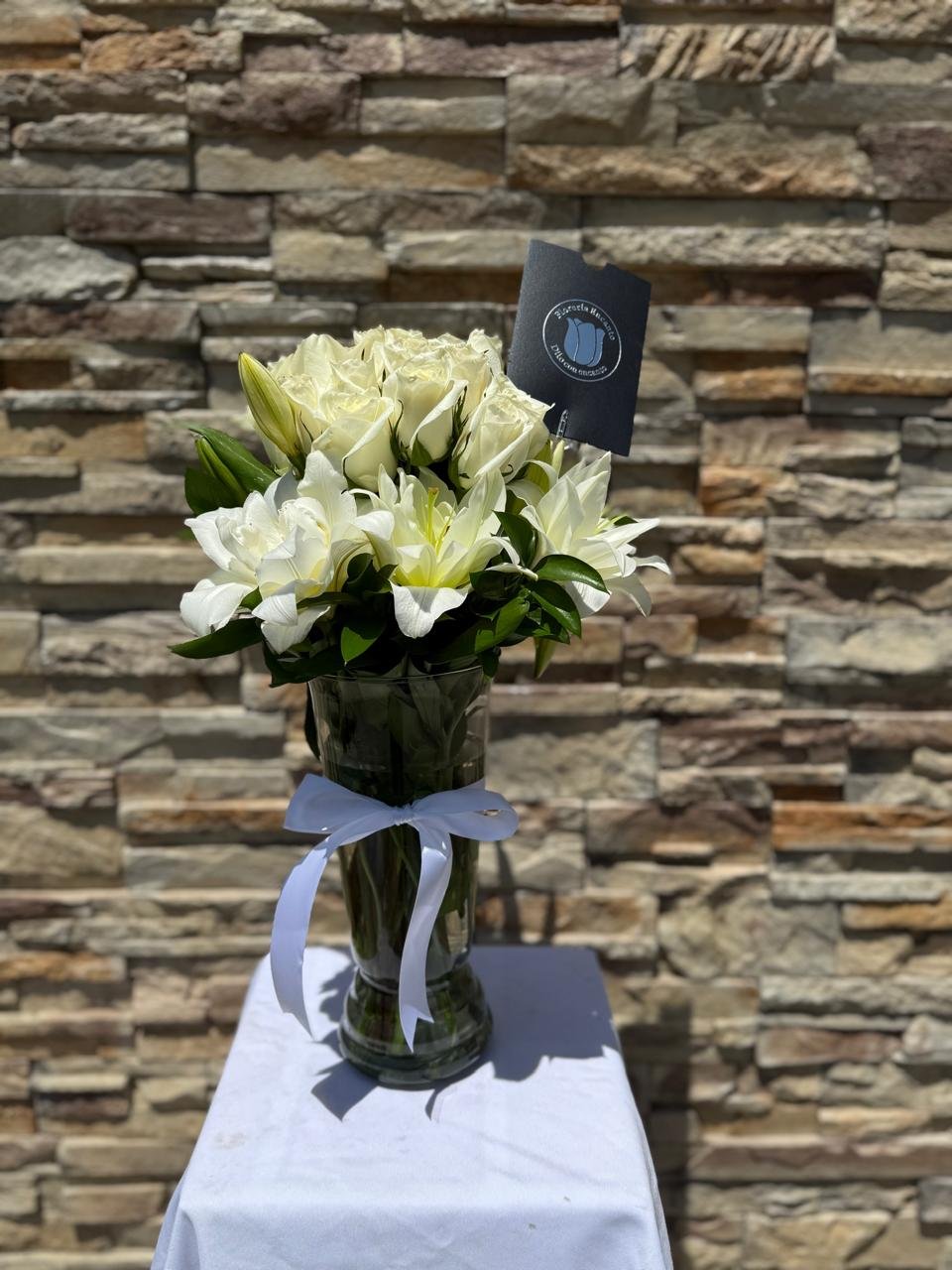 Jarrón Atado 12 Rosas Blancas y Lilys